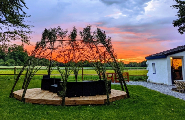 jeweils mehrere Weidenruten zu 10 Arkaden und einem oberen Ring miteinander verbunden, im Abendlicht