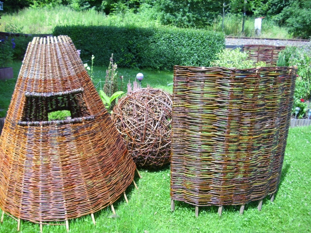 3 verschiedene Weidenojekte auf der Wiese, Tipi, Ball und Paravant