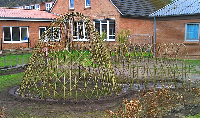 Weideniglu und Weidentunnel aus Weidenruten auf einem Schulhof ohne Blätter